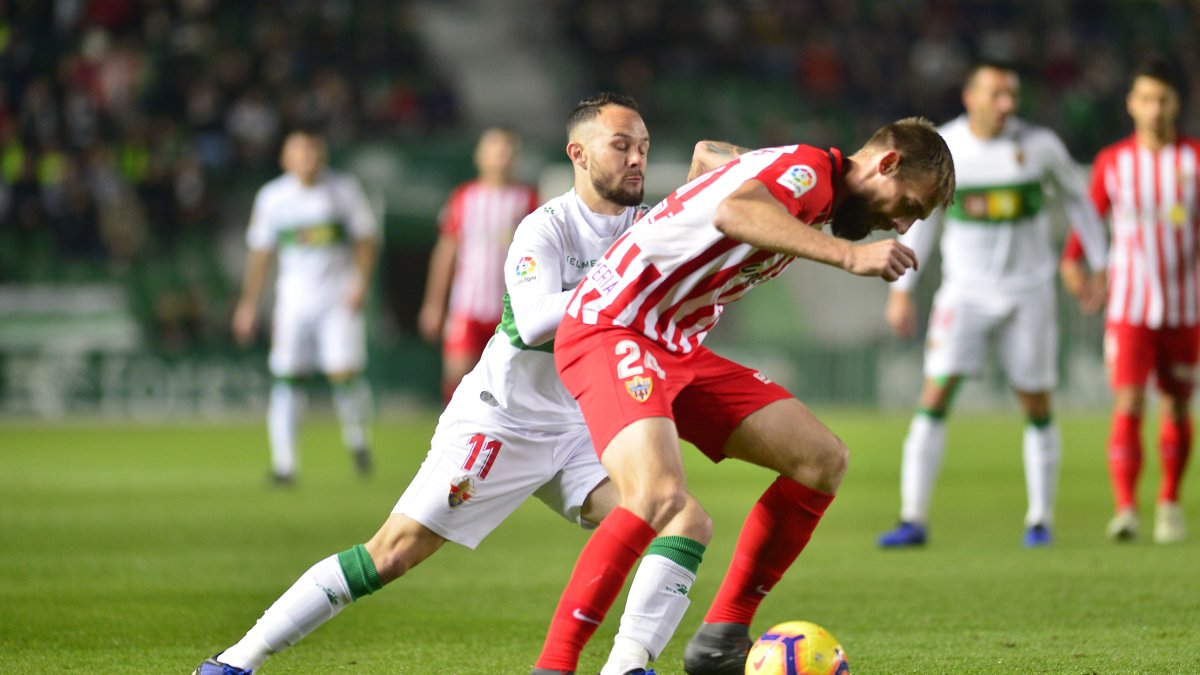 Saveljich con Iván Sánchez en el Elche-Almería.