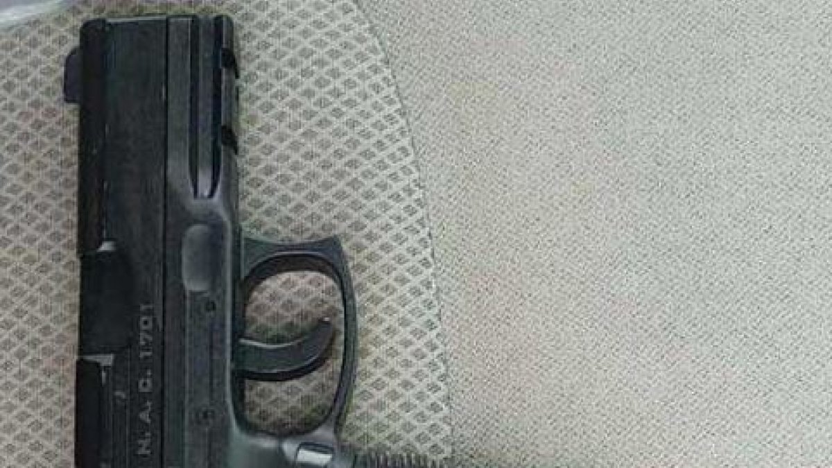 La pistola fue localizada dentro del coche.