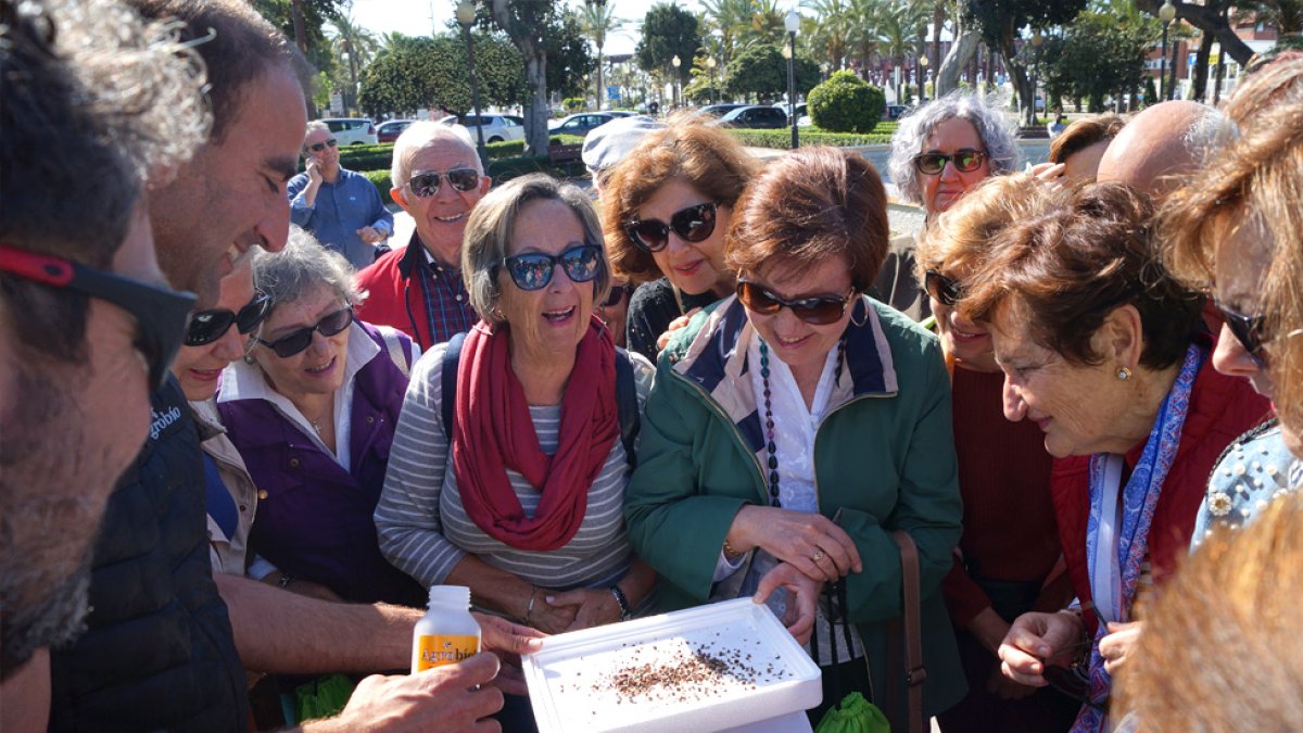 Demostración control biológico durante la actividad Senda Botánica