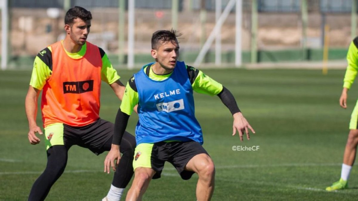 Borja Martínez en un entrenamiento con el Elche.