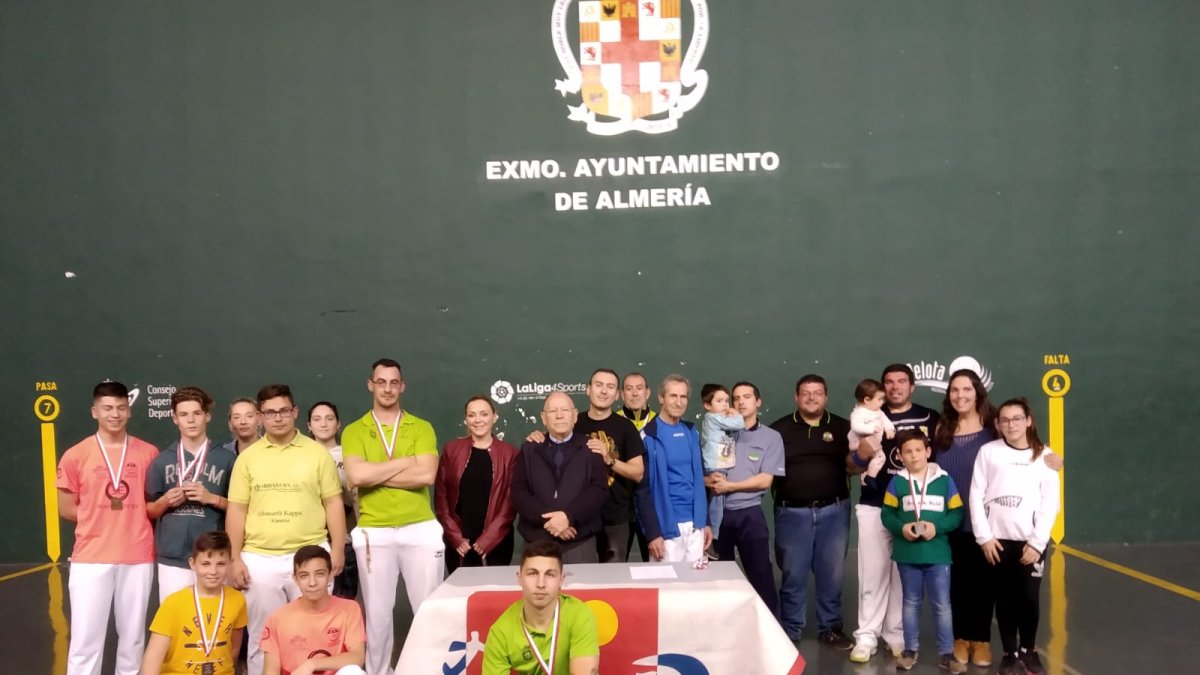 Foto de familia en el Frontón Andarax.