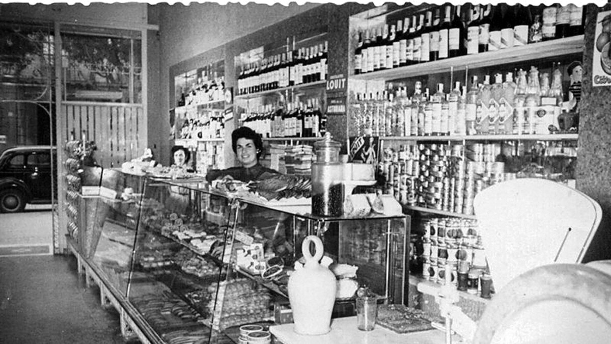 José Sáez Rosales tuvo tres confiterías: la Casa Sáez en la Almedina, la Niza en la Puerta de Purchena y la Corona en el Paseo.