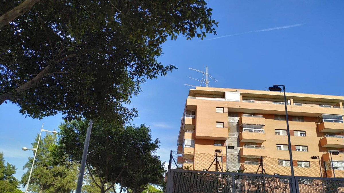 Los bomberos de la capital han tenido que afianzar una antena en la Vega de Acá que amenazaba con caer a la calzada.