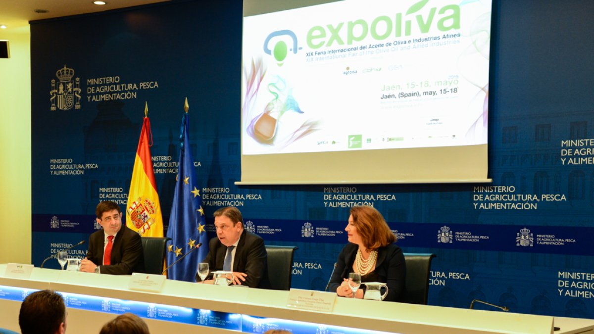 Autoridades en la presentación de Expoliva.