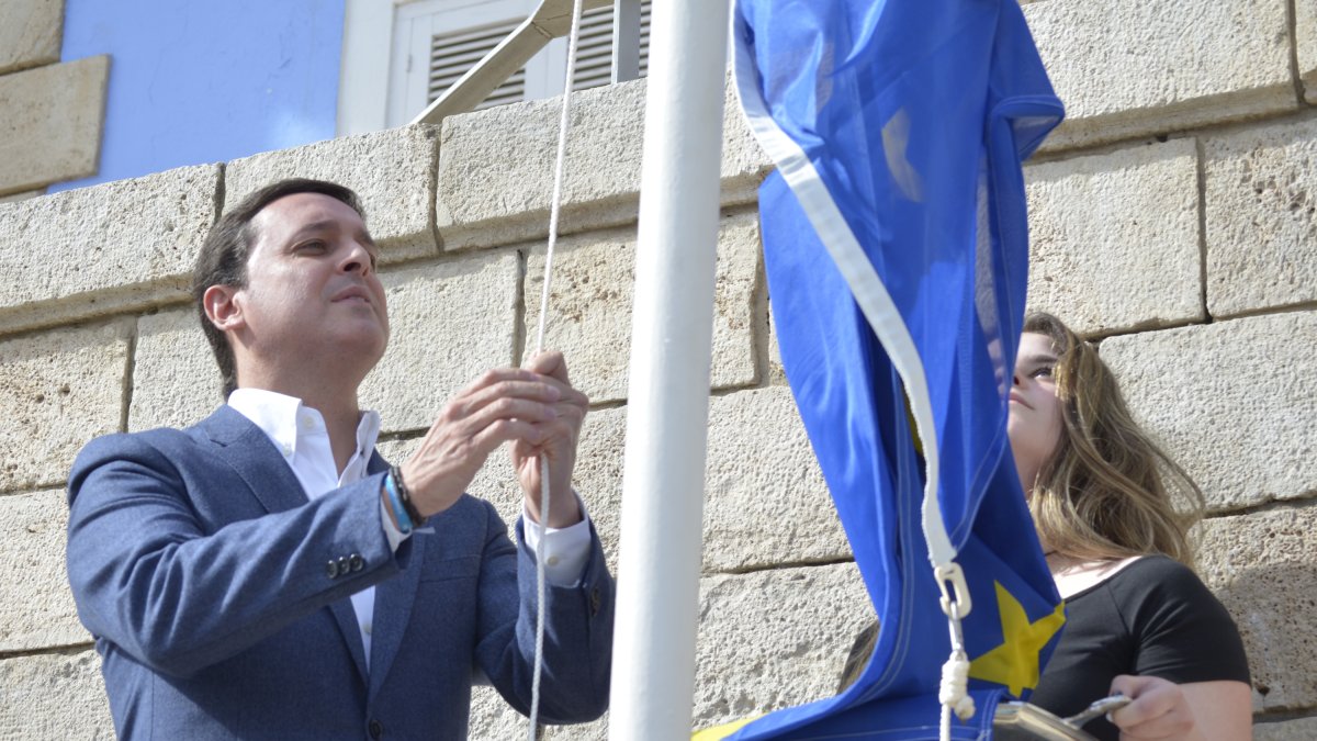 Izado de la bandera europea por Javier Aureliano García, presidente de la Diputación de Almería.