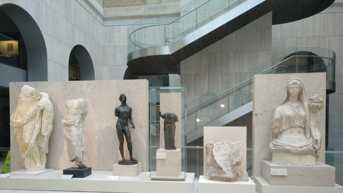 El espejuelo arboleano entre obras de arte del Museo Arqueológico Nacional, en Madrid.
