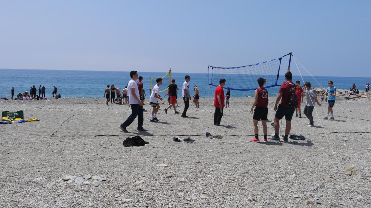 El deporte en la playa fue uno de los alicientes del II Encuentro Intercentros.