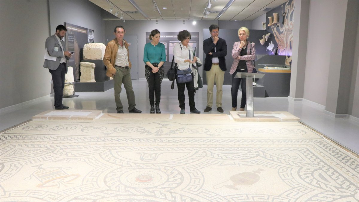 La delegada de Cultura, el alcalde y la concejala de Cultura observando el mosaico romano de Ciavieja.