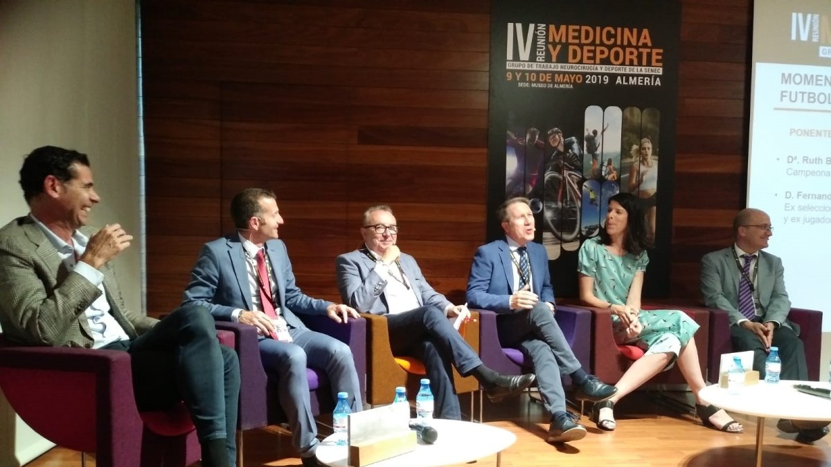 Fernando Hierro ríe en presencia de Beitia y los cuatro moderadores de la charla.