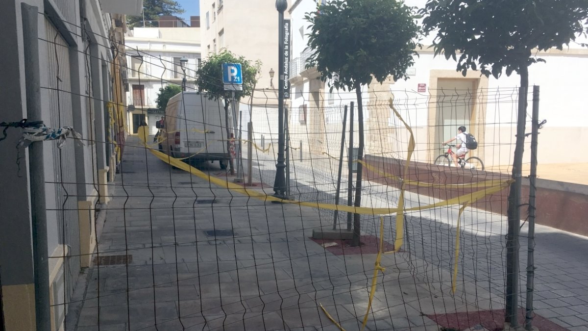La valla protege una vivienda frente al Centro Andaluz de la Fotografía.