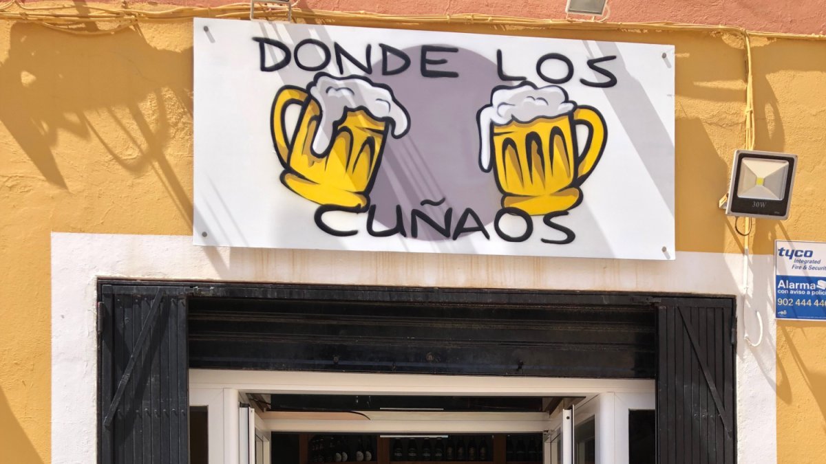 Martín y Francis en su establecimiento.