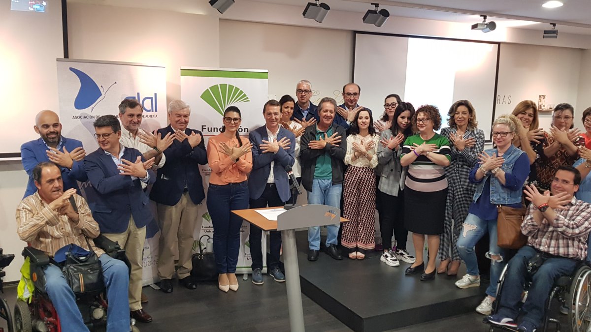 Los participantes de la jornada entrelazando sus manos en forma de mariposa en homenaje al lupus.