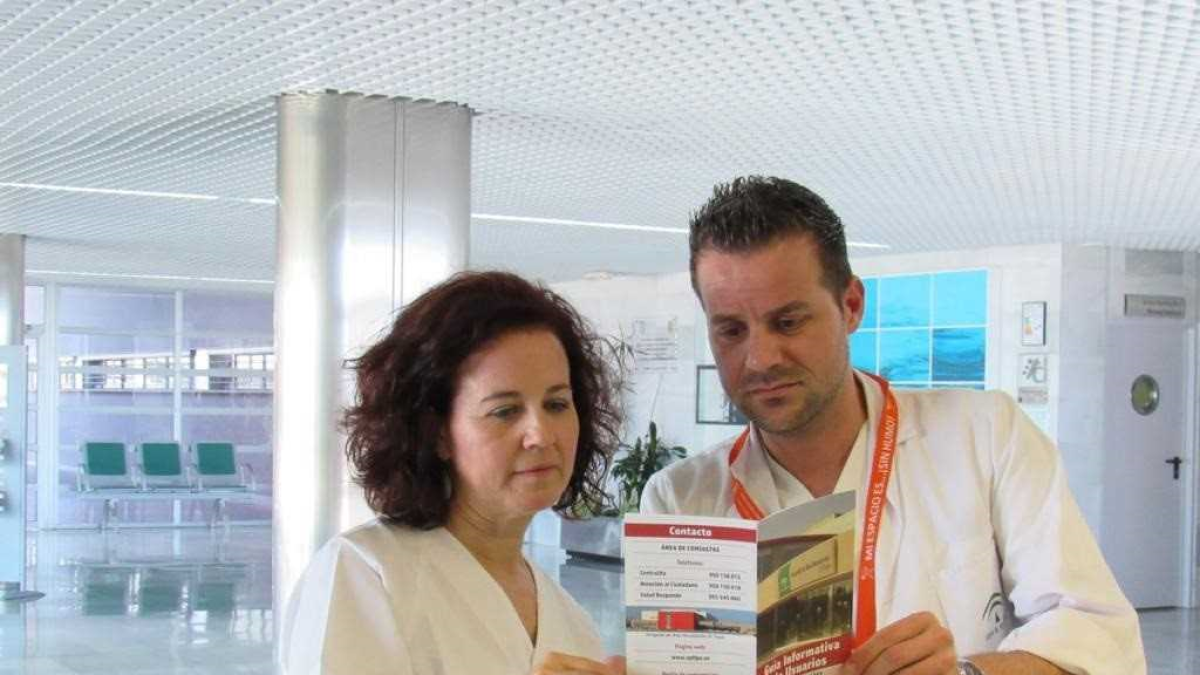 Los dos autores con su obra.