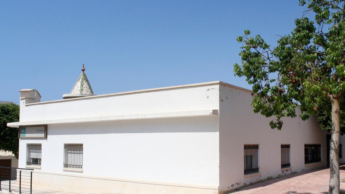 Edificio en el que se encuentra ubicado el centro de salud en La Curva.