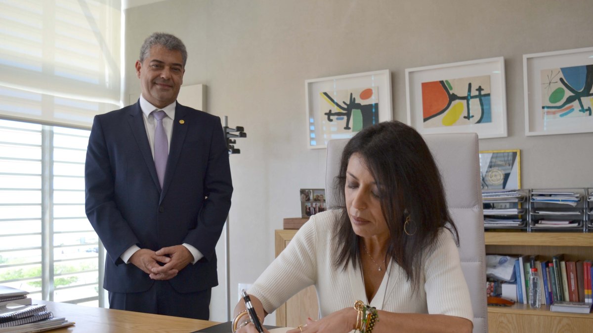 Bosquet firma en el libro de la UAL en presencia del rector.