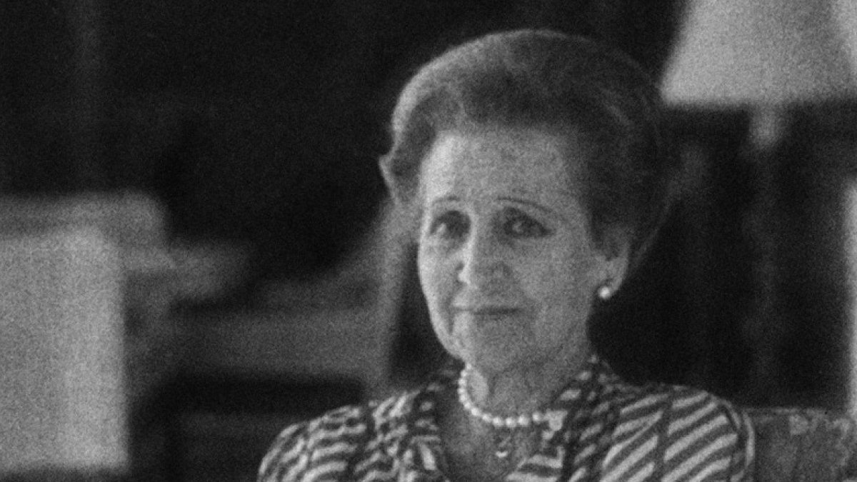 Doña Pakyta posa con coquetería frente a Pérez Siquier en 1987.