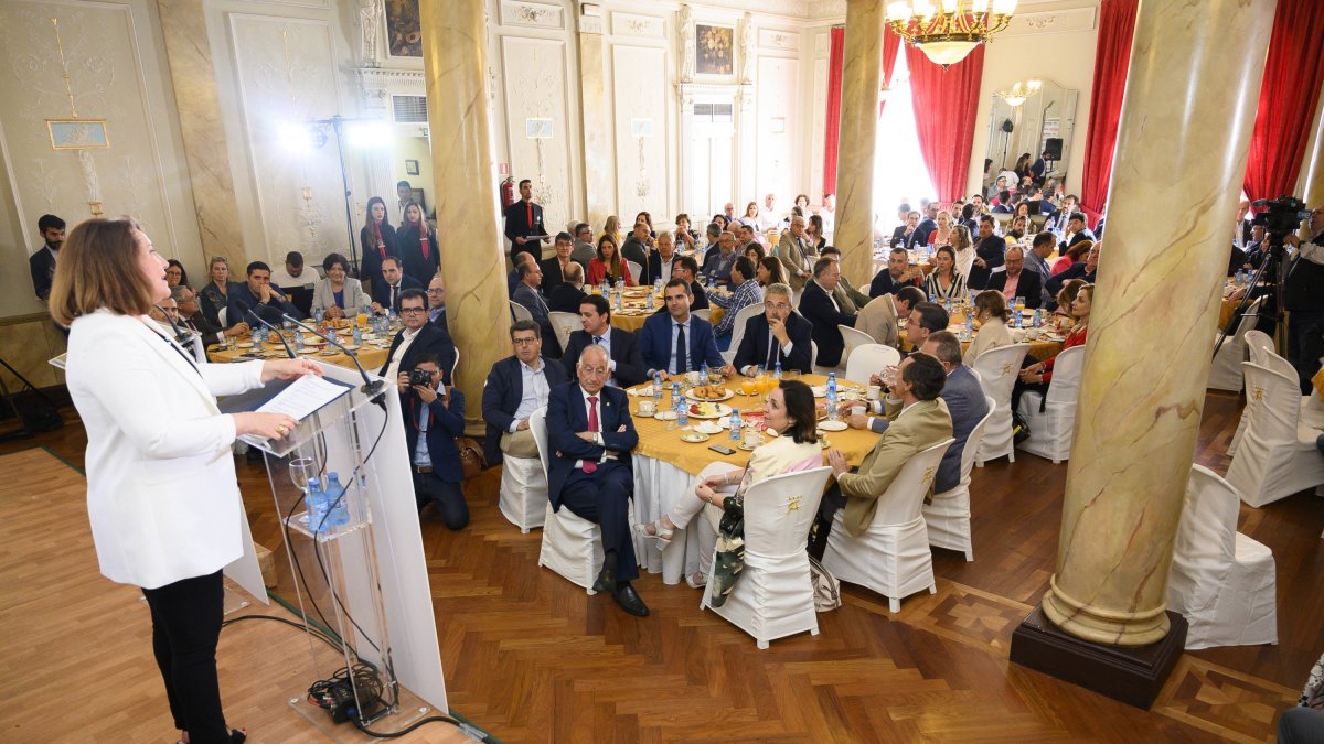 La consejera de Agricultura Carmen Crespo ayer en el Desayuno Coloquio de LA VOZ.