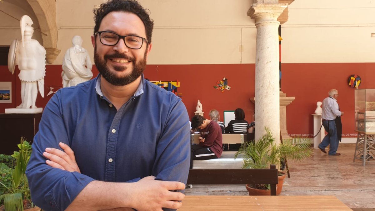 Cristóbal Díaz en el claustro de la Escuela de Arte. Foto: Antonio Jesús García