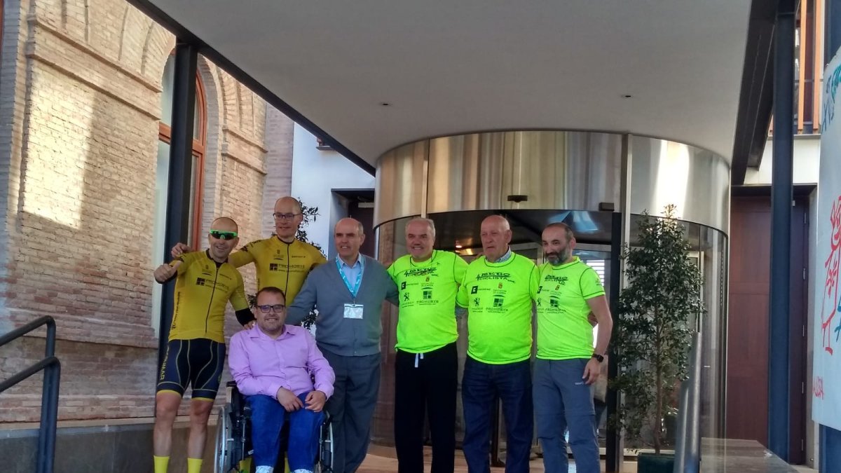 Ciclistas, acompañantes y miembros del banco tras acabar el reto.