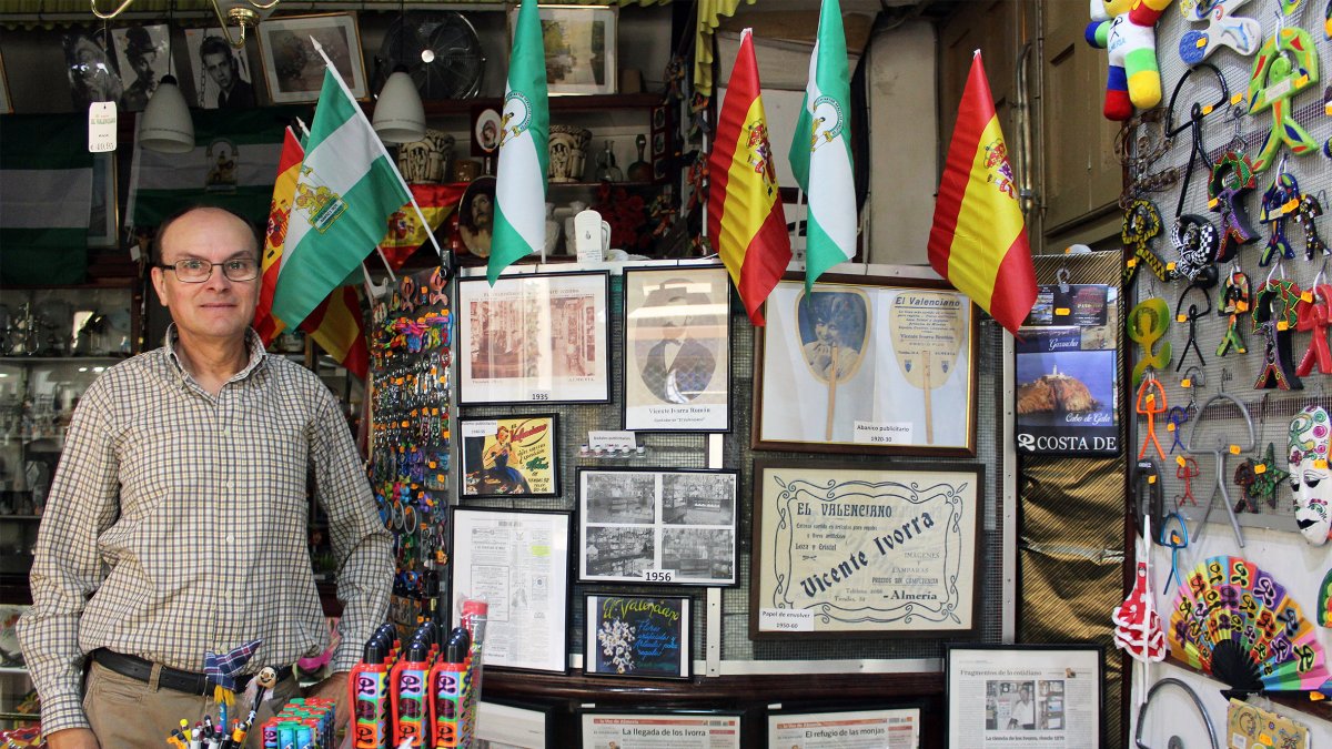 Andrés Ivorra dirige el comercio más antiguo de Almería. En 1880 ya se anunciaba en la calle de las Tiendas.