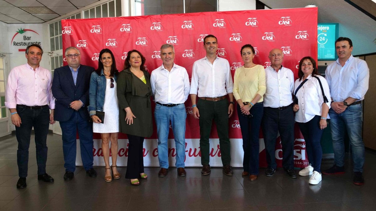 Foto de familia tras la visita de la delegación del Partido Popular de Almería a las instalaciones de la Cooperativa CASI.