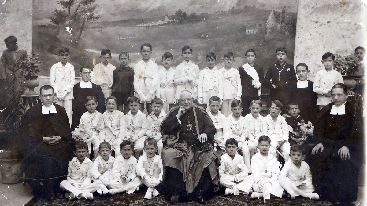 El salón del trono  del Palacio Episcopal, con el Obispo Bernardo Martínez Noval , maestros y niños  de Comunión de La Salle, en 1929.