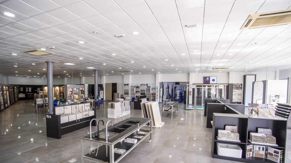 Nueva exposición de azulejos y autoservicio de fontanería.