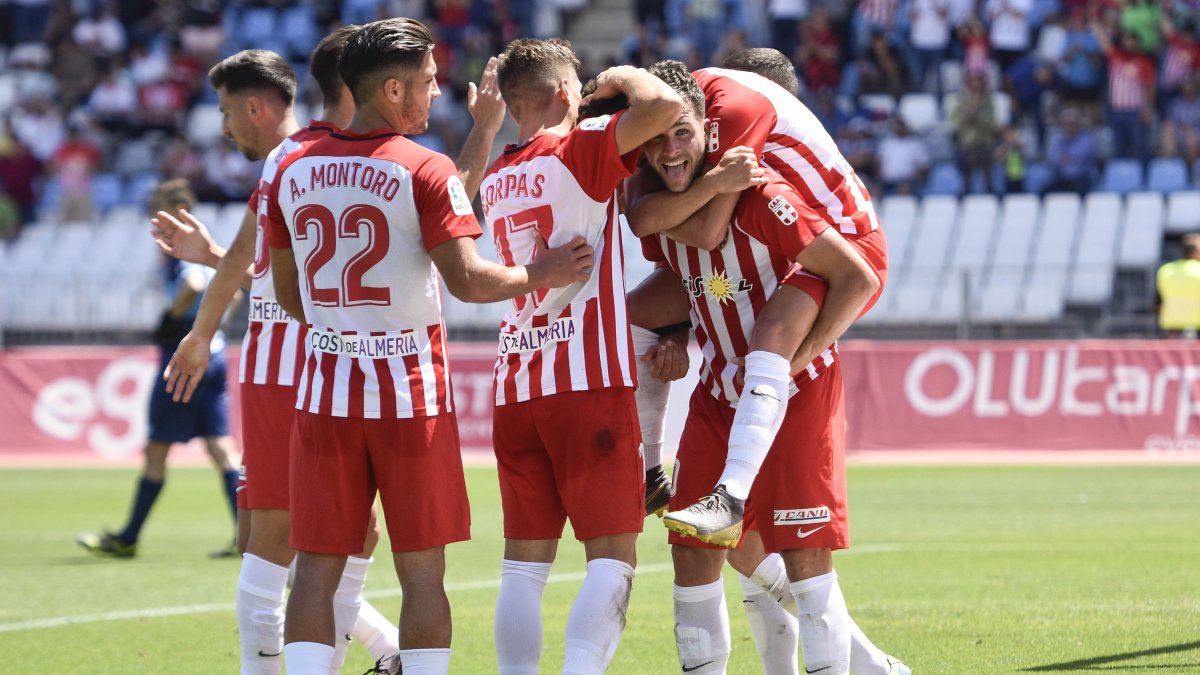 Álvaro Giménez celebra uno de los tres goles al Elche.