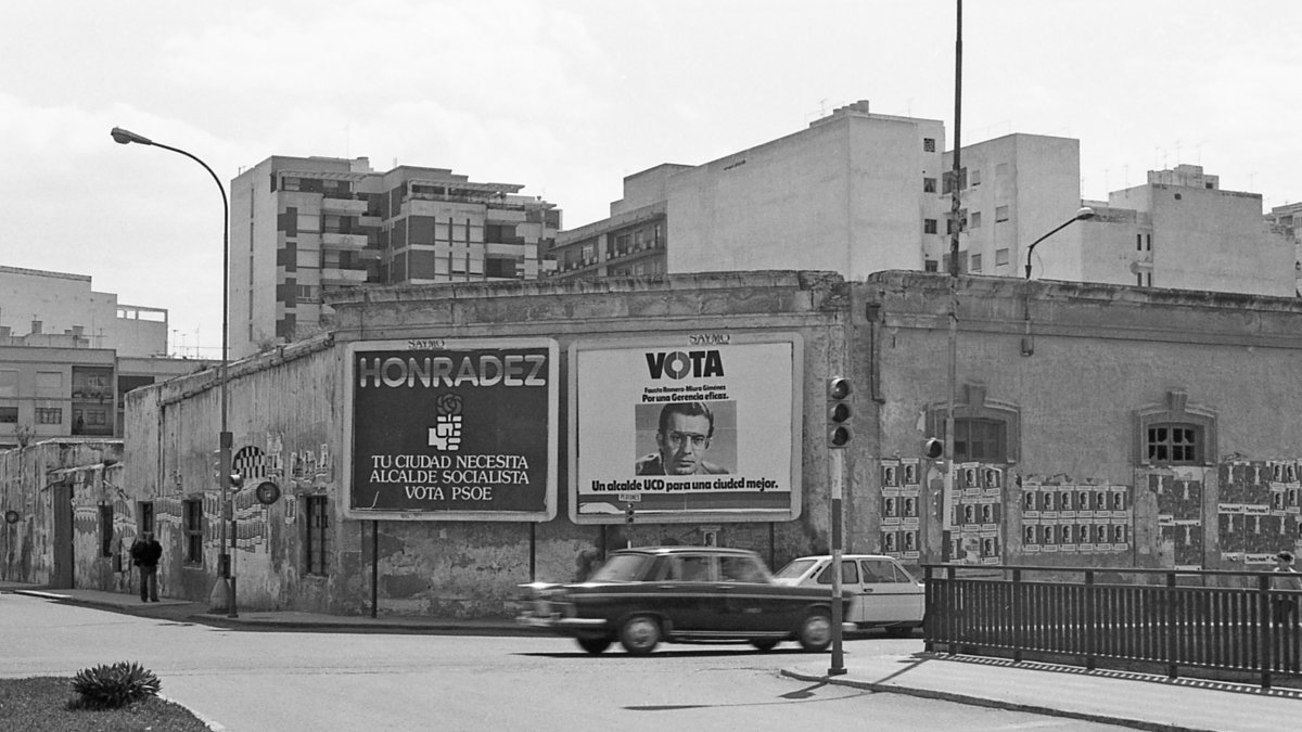 El puente que unía Obispo Orberá con la calle Doctor Gregorio Marañón en 1979 con las fachadas llenas de carteles.