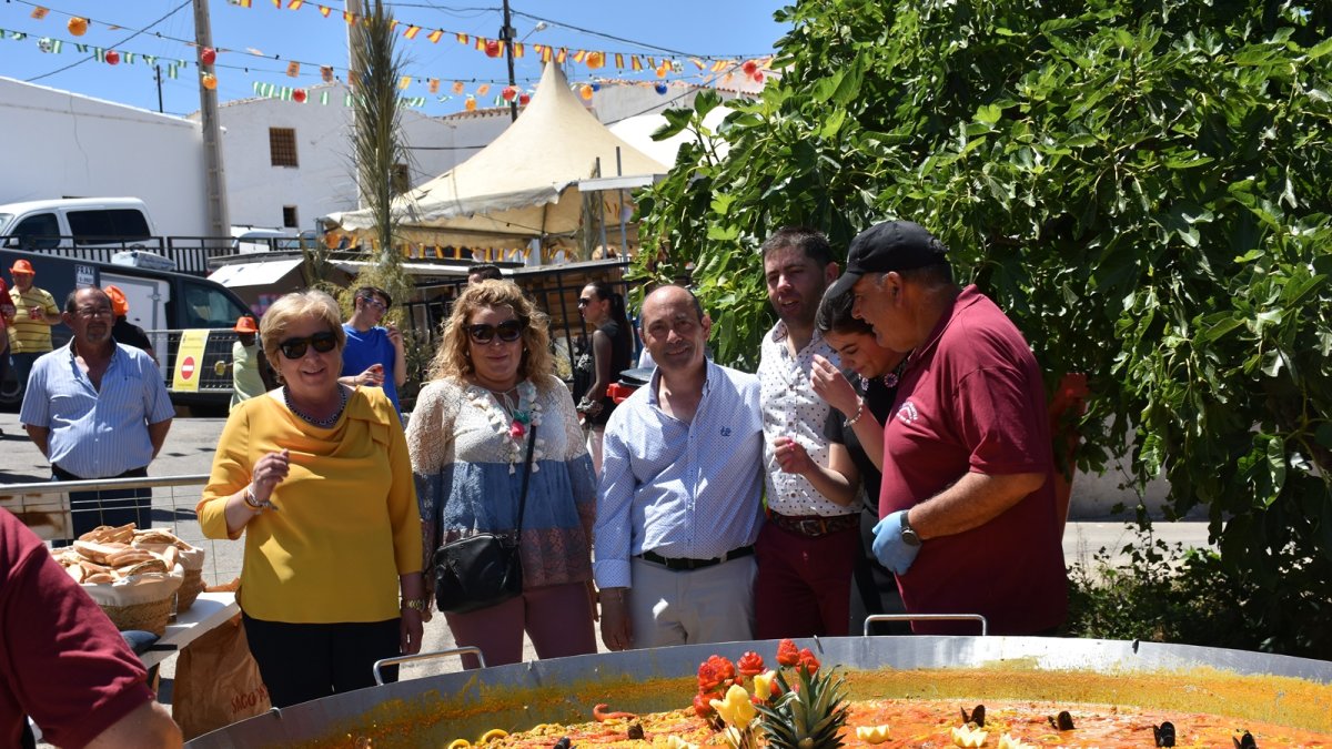 La alcaldesa de Antas, Isabel Belmonte, ante la paella popular que se organizó con ocasión de las Fiestas.