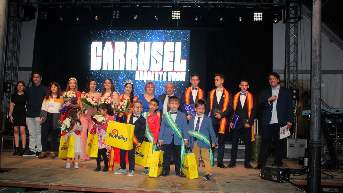 Foto de familia con las Reinas y Misters juvenil e infantil, con la pregonera, el alcalde y el presentador de la gala.