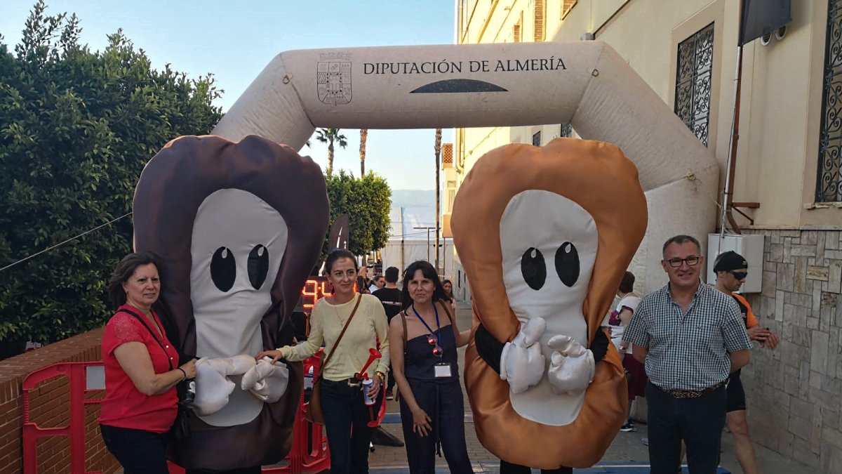El alcalde de Alhama de Almería, Cristóbal Rodríguez; y la delegada de Agricultura, Arancha Martín.