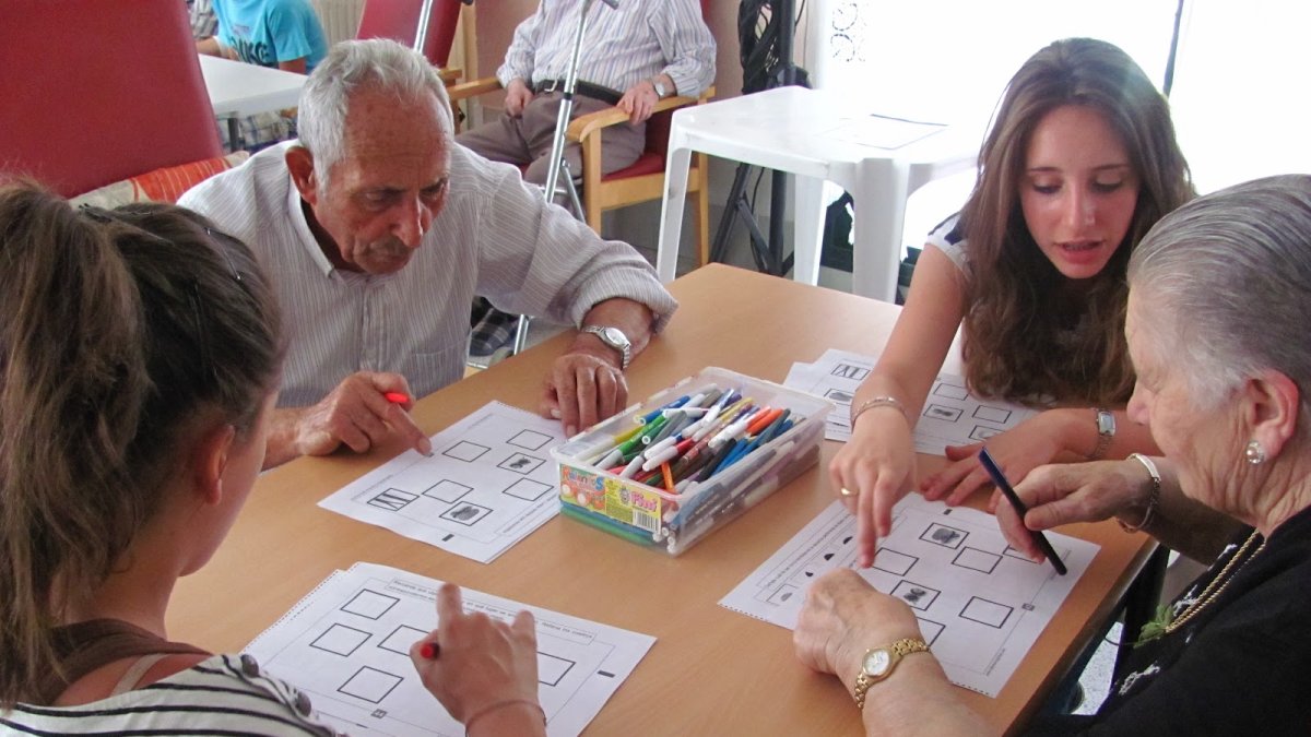 Profesionales de la gerontología estimulando las funciones cognitivas de los ancianos.