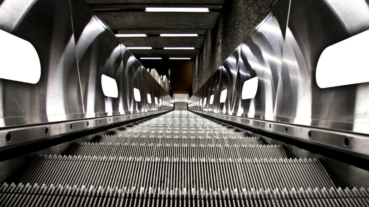 Las precauciones al subir escaleras mecánicas con pequeños han de extremarse.