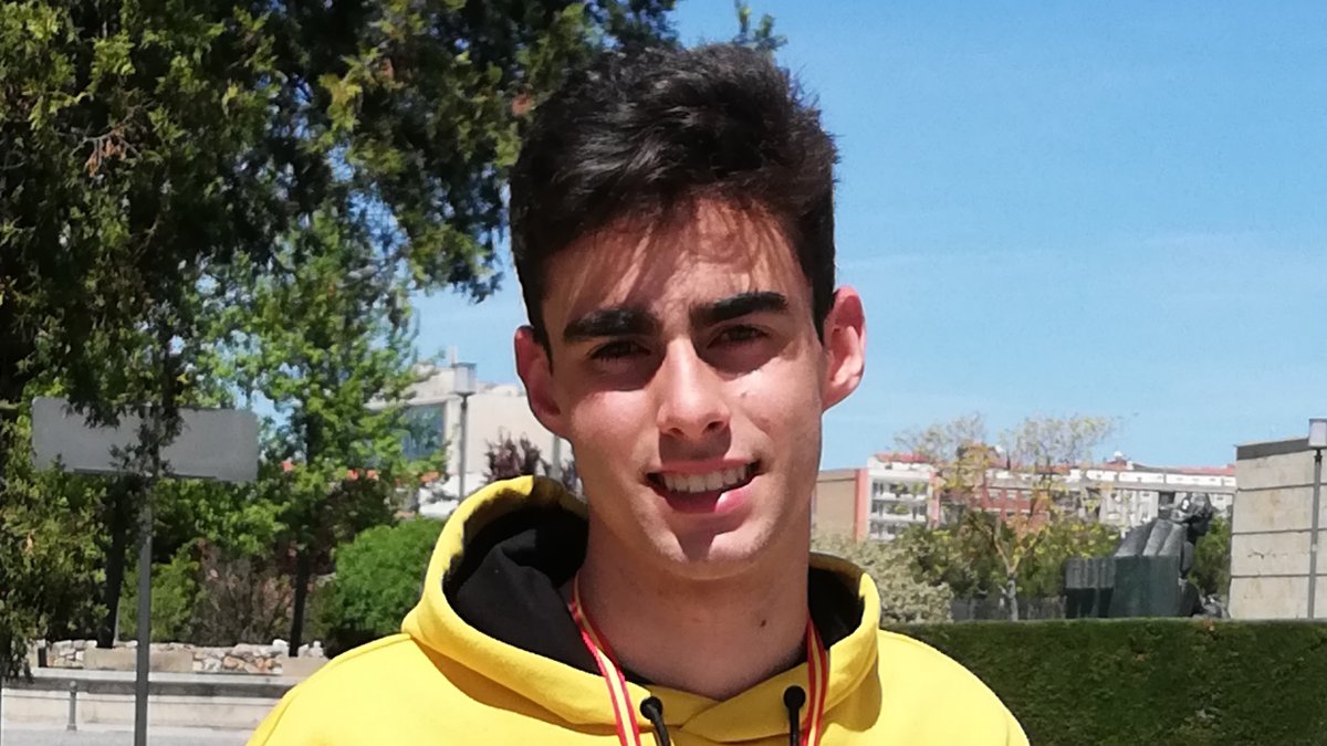 Javier López Miras luce con orgullo su Medalla de Oro en la Olimpiada de Física.