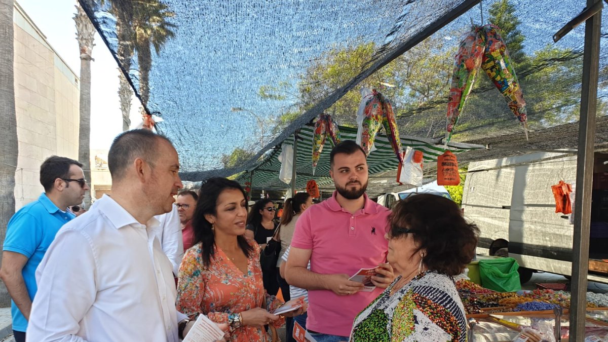 La presidenta del Parlamento andaluz y el ‘alcaldable’ de Ciudadanos en Balerma.