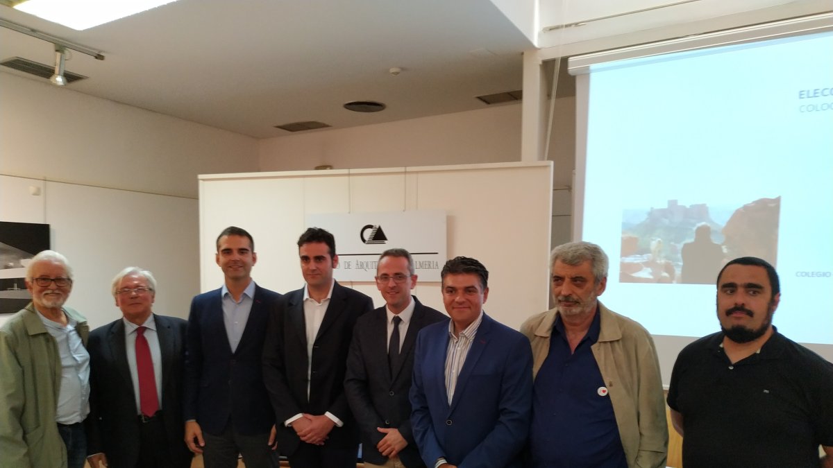 Miembros de la mesa junto al decano del Colegio de Arquitectos y el moderador