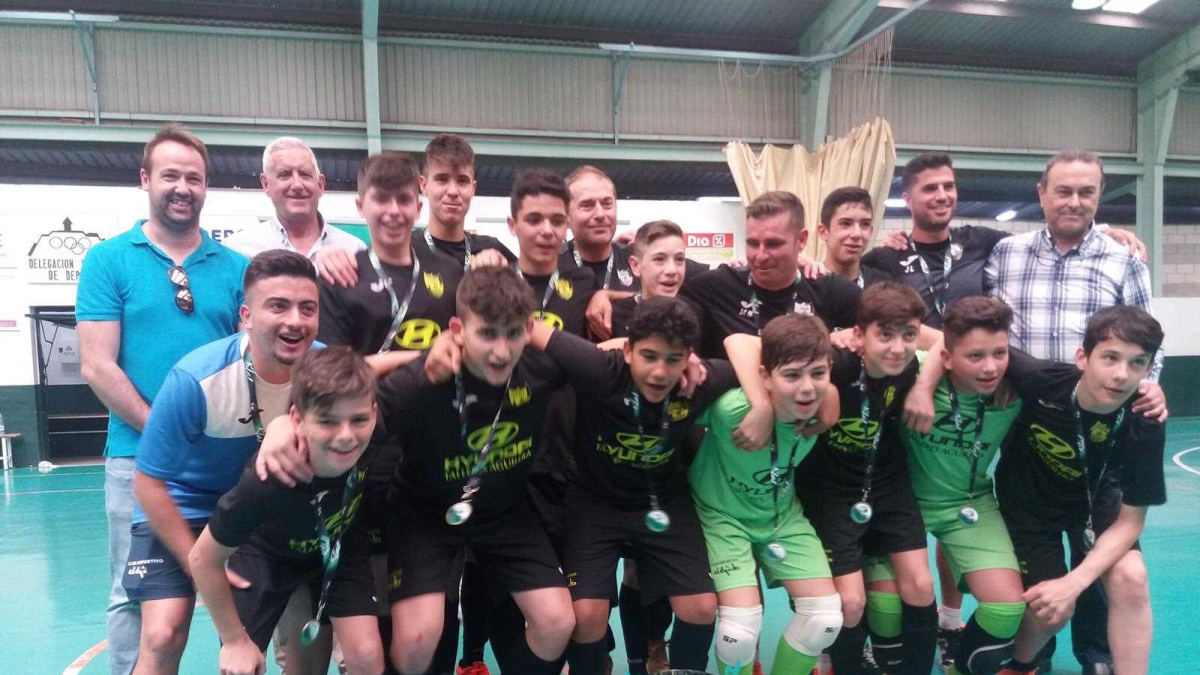 Los ejidenses posan con la copa de campeones.