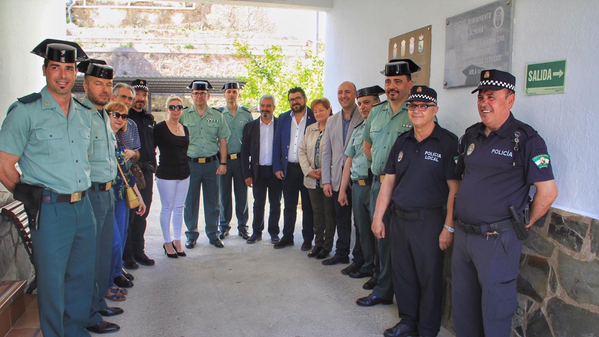 Guardias, policías y alcaldes, tras el acto de Abla.