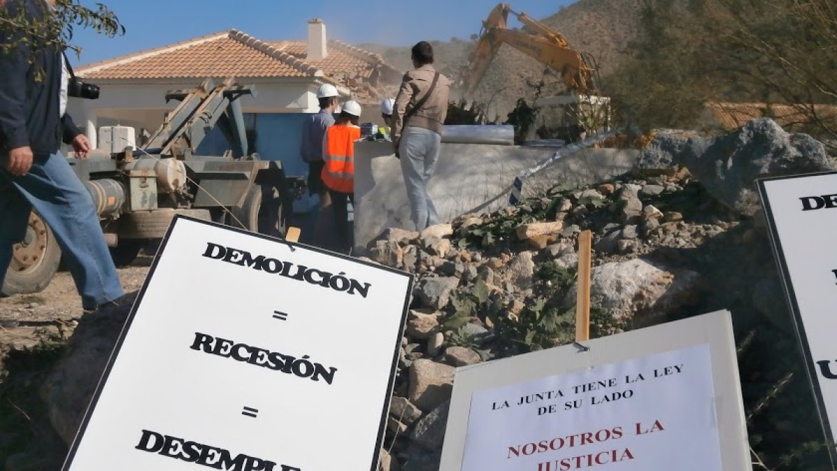 Protesta contra las demoliciones de casas alegales años atrás en Cantoria.