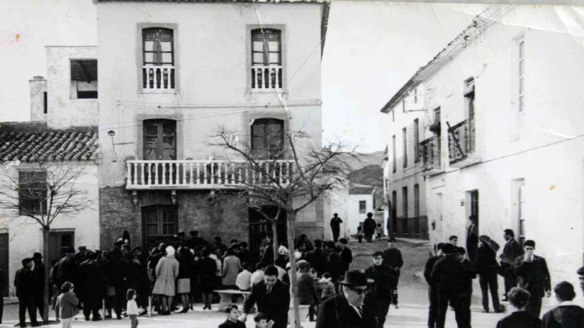 Aspecto de la histórica plaza décadas atrás (izquierda).