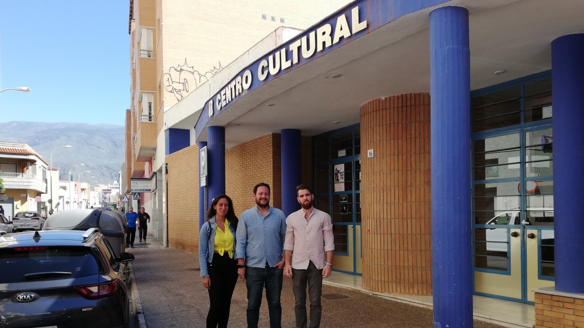 López Escobar y varios miembros de la lista en el Teatro Municipal.