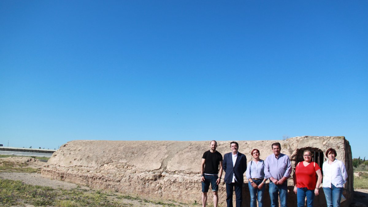 José Miguel Alarcón junto a varios miembros de la lista Socialista en el parque Cañada de Ugíjar.