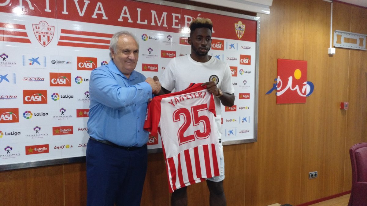 Alfonso García presentó a la perla llegada del Sevilla.