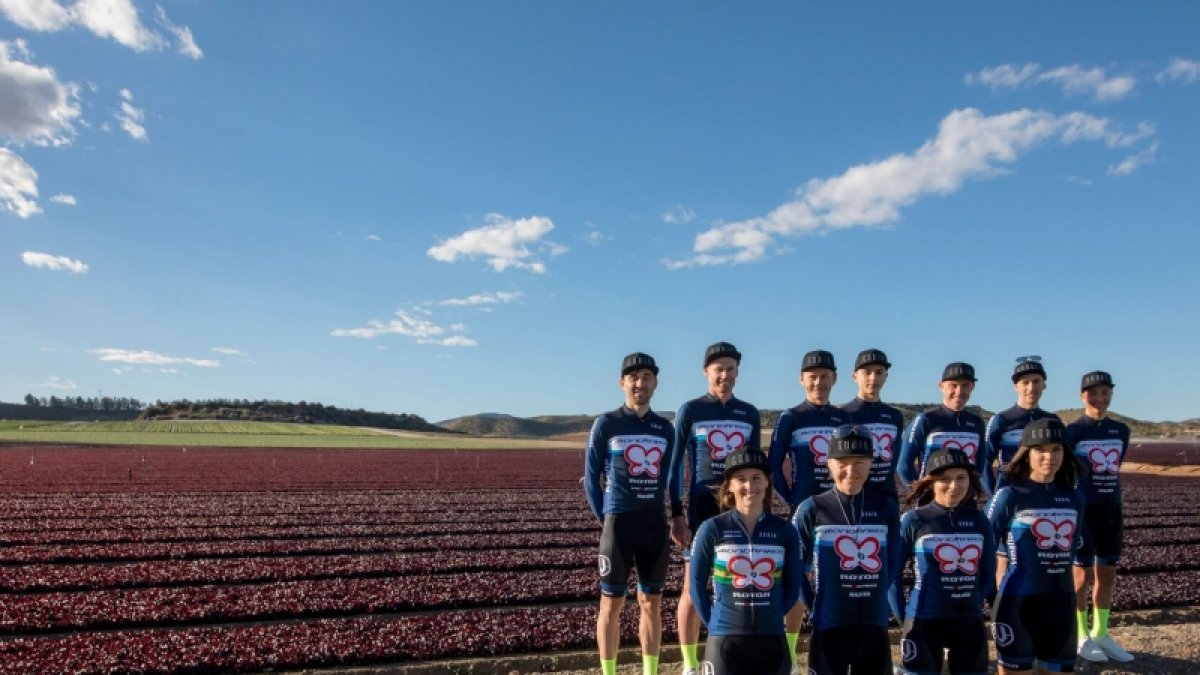 Los corredores se hacen la foto de familia.