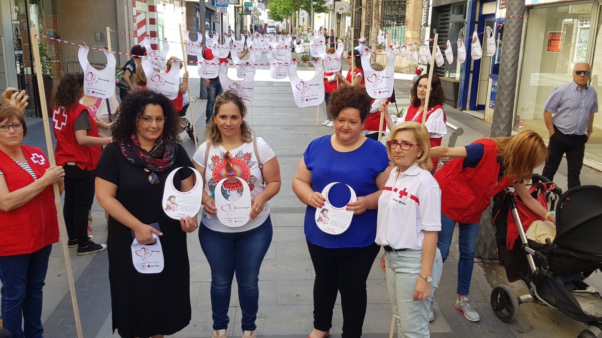 Baberos solidarios para concienciar a la sociedad en el Día de las Familias.