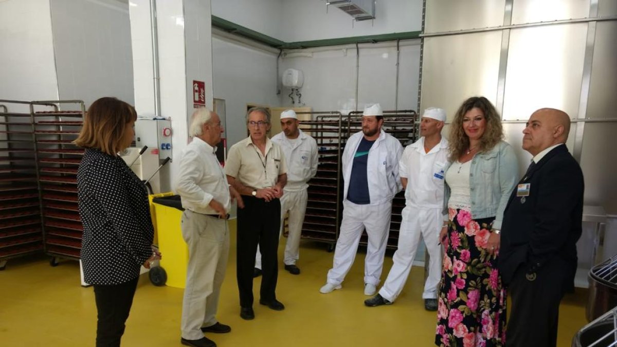 El equipo directivo de El Acebuche acompaña al subdelegado del Gobierno en su visita a la nueva panadería.