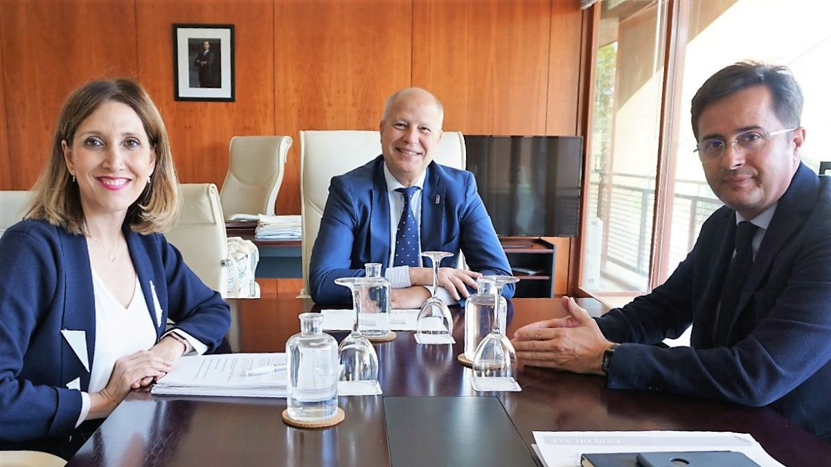 Reunión del alcalde de El Ejido y la concejala de Educación con el consejero de Educación, Javier Imbroda.