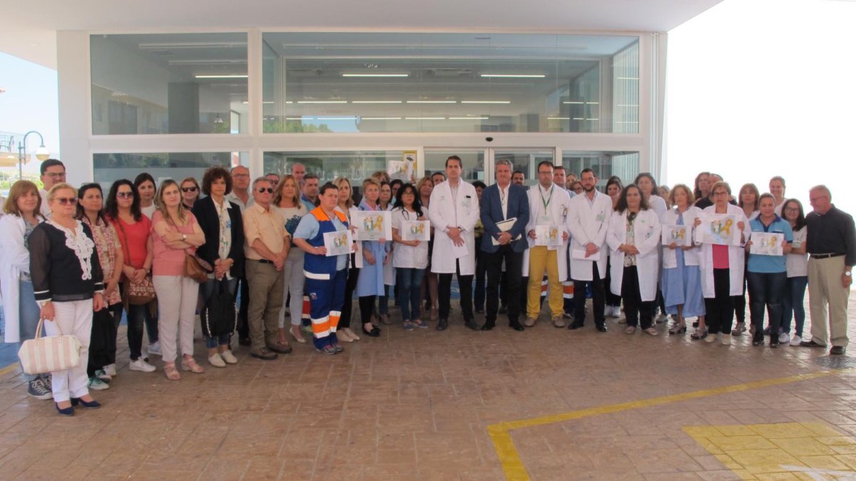 Concentración contra las agresiones a sanitarios, este miércoles en el centro de salud de Vera.