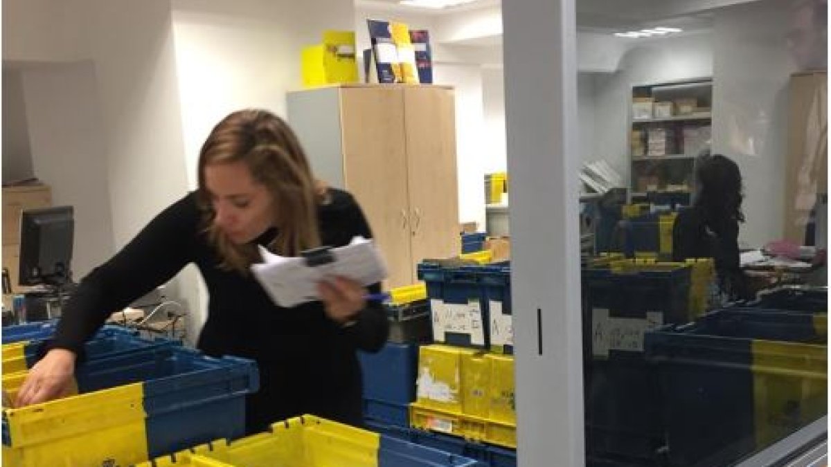 Interior de una oficina de Correos.